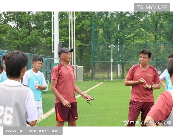球员与青训队员共同训练激励年轻人学习职业态度